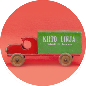 En leksakslastbil av trä med texten Kiito Linja Helsinki-Tampere på sidan